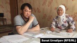 Ерлан Хамзин и его мать Канымзия Хамзина в своей квартире. Село Чапаево Западно-Казахстанской области, 24 апреля 2018 года. 