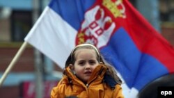 Россия неформально дает понять сербам, что до последней черты противостояния с западными странами ради Косово не пойдет. Но Москва дает сербам время и возможность торговаться