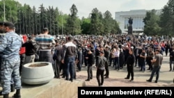 Акция перед Домом правительства в Бишкеке. 