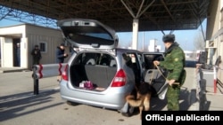 "Достук" өткөрмө бекети, архивдик сүрөт.