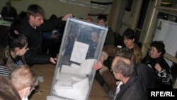 Украинанын Симферопол шаарындагы добуш берүү бекетинде. 2010-жылдын 17-январы.