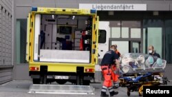 امبولانس حامل الکسی ناوالنی سیاستمدار اپوزیسیون روسیه در جرمنی