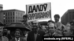 Дэпутаты Апазыцыі БНФ на мітынгу супраць ГКЧП, жнівень 1991 г.