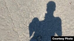 Тень солдата на фугасной мине