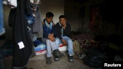 تصویر آرشیف : دو تن از پناهجویان افغان در ترکیه که گفته اند از بی سرنوشتی و ترس اخراج شدن رنج می برند و میخواهند به یونان بروند. 