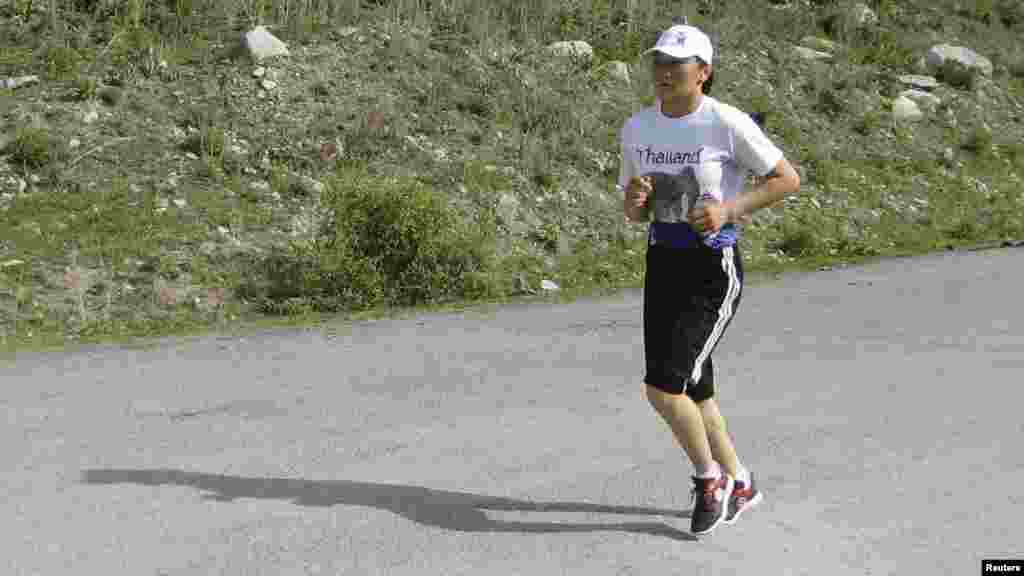 Айсулу Тыныбекова, представляет Кыргызстан по женской борьбе на Олимпийских играх в Лондоне. Тренировка в ущелье Аламедин