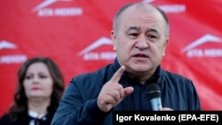 Өмүрбек Текебаев парламенттик шайлоо алдында шайлоочулар менен жолугушуу учурунда. Сентябрь, 2020-жыл.