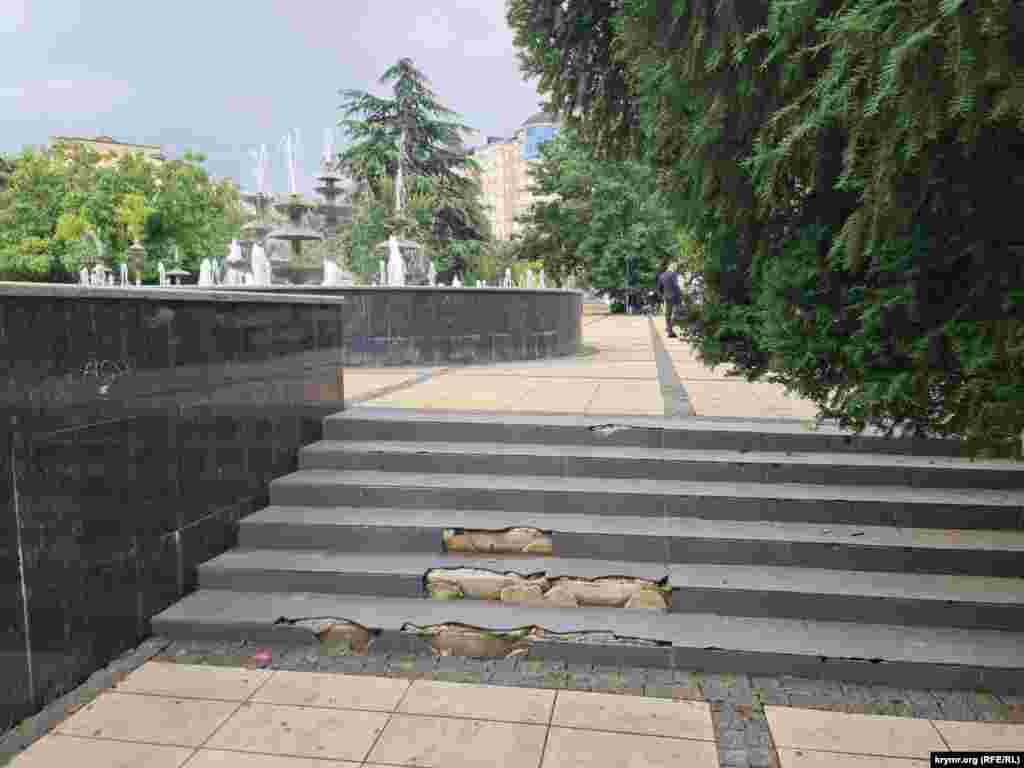 Недавно некачественно благоустроенное пространство у Дворца культуры профсоюзов в Симферополе уже сыпется на глазах