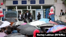 Выпускники, выходящие из учебного корпуса вуза после сдачи ЕНТ. 