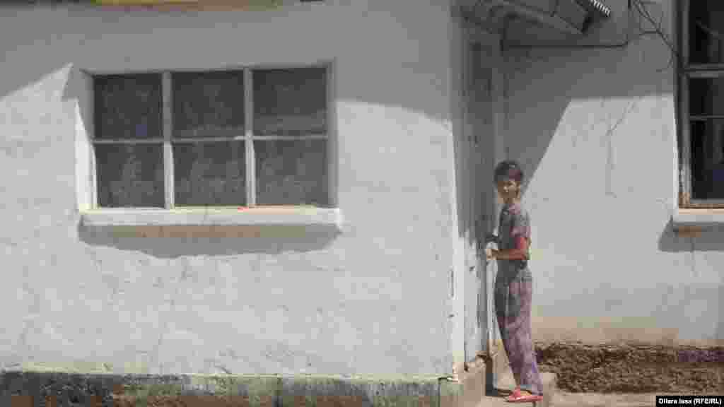 Внучка Айбоби запирает дверь дома, в котором семья прожила пять лет. По словам женщины, средств для оплаты аренды дома у них больше не было.&nbsp;