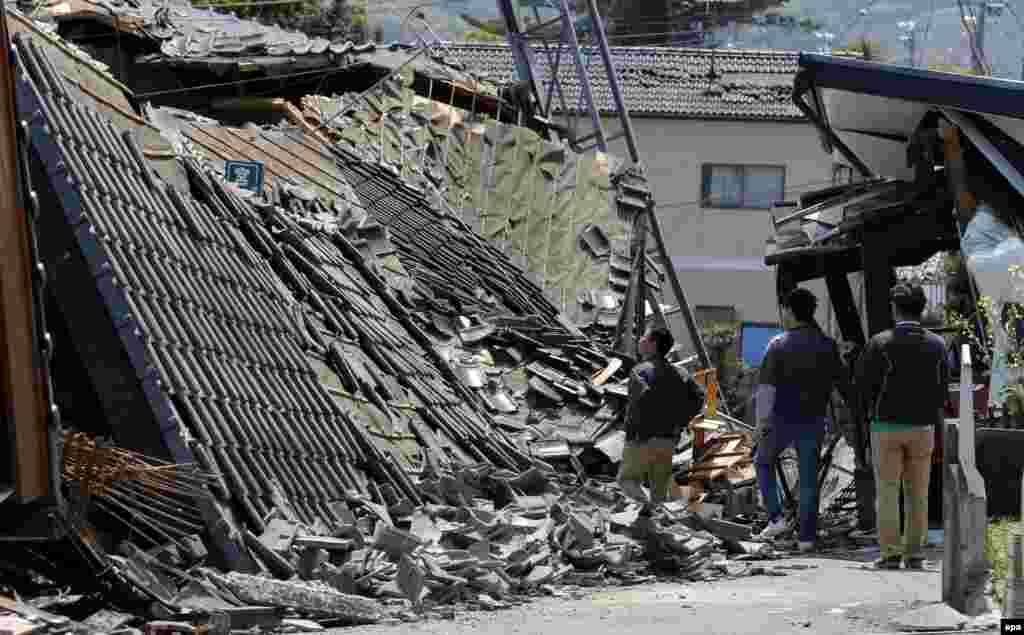 Жапониянын метеорологиялык агенттиги түтүнү учурда 100 метрге көтөрүлүп жаткан Асо жанар тоосу атыларын кабарлады.&nbsp; &nbsp;