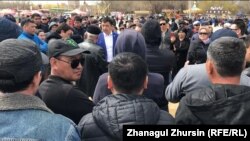 Собравшиеся в Парке первого президента в Актобе 1 мая. Иллюстративное фото. 