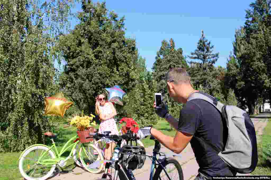 Підтримати учасниць параду прийшли і чоловіки-учасники місцевого велоруху