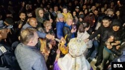 Вярващи по време на великденската служба във Велико Търново