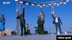 Зліва направо: Марина Кім, Денис Майданов, Ольга Кормухіна та Дмитро Харатьян на концерті з нагоди відкриття Керченського мосту. 15 травня 2018 року