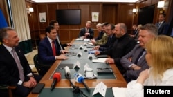 „Американската делегација (лево) на маса со украинските преговарачи во Халандејл, Флорида/ 30 ноември.“