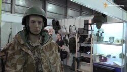 Військові товари від волонтерів – ножі, новітні бронежилети та перероблена радянська гвинтівка