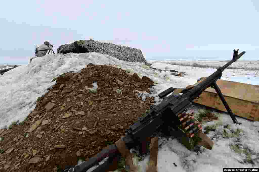 Вояк ЗСУ спостерігає за активністю противника на передовій поблизу селища Троїцьке. Донецька область, лютий 2019 року