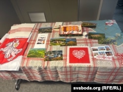 Выстава, якую арганізавалі беларускія эмігранты ў Францыі падчас слуханьняў