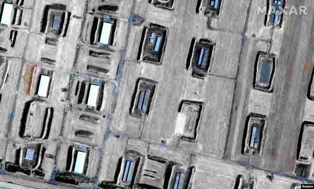 Қазақстан қорғаныс министрлігінің дерегінше, Арыстағы қоймада 60-жылдардан бері қару-жарақ сақталады. Қорғаныс министрінің орынбасары Тимур Дәндібаевтың айтуынша, &quot;Арыстағы қоймада ракета-артиллериялық қарулар, инженерлік оқ-дәрі, партондар, гранаталар, танкіге қарсы ракеталар, снарядтар сақталған. Қоймада радиациялық қару болмаған&quot;. &nbsp;