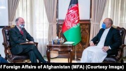دیدار راس ویلسن٬ شارژدافیر سفارت امریکا در کابل (چپ) با محمد حنیف اتمر٬ وزیر خارجه افغانستان