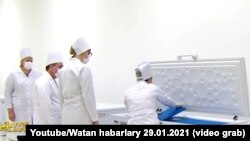 Кадр из программы «Ватан» о российской вакцине против COVID-19 «Спутник V» гостелевидения Туркменистана, 29 января 2021 г.  