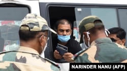 Пакистандын чек арачылары мекенине кайтып келаткан дипломаттарды текшерүүдө. 30-июнь, 2020-жыл.