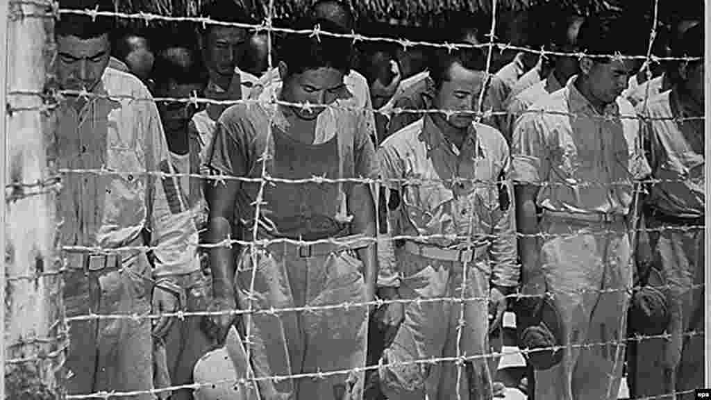 За неполных два года нахождения в столице советского Казахстана пленные японцы участвовали &nbsp;в строительстве промышленных объектов, жилья, общественных зданий. В Алматы до сих пор покоятся останки более сотни японских солдат. На фото: японские пленные с опущенными головами слушают объявление о капитуляции Японии во Второй мировой войне. Гуам, 1945 год.