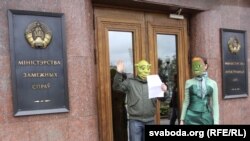 "Шрэк" ідзе перадваць зварот у МЗС Беларусі