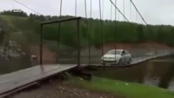 Бөрҗәннәр асылма басмадан машина белән йөри