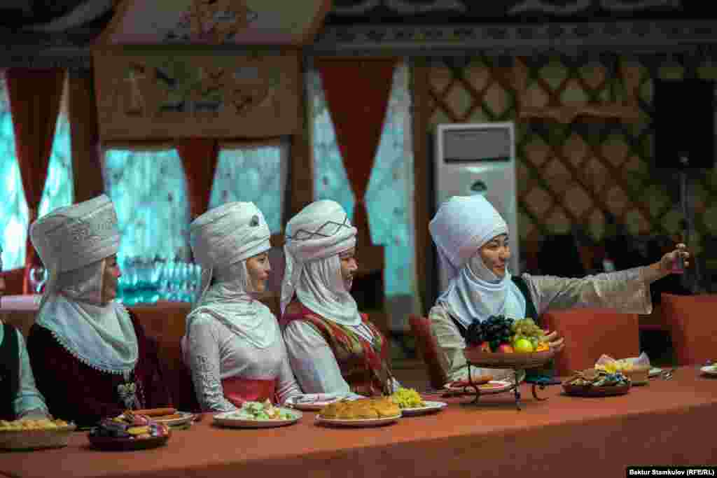 Аялзатка жарашкан, элдин баарын караткан элечек.