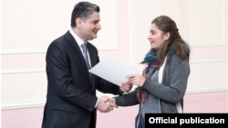 Վարչապետը կրթաթոշակի հավաստագիրն է հանձնում սիրիահայ ուսանողուհուն, 28 դեկտեմբերի, 2012