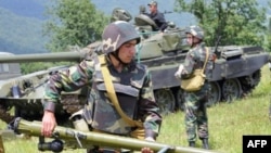 Армянские военнослужащие на армяно-азербайджанской границе (архивная фотография)