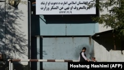 Мужчина проходит мимо ворот с вывеской Министерства поощрения добродетели и предотвращения порока, пришедшего на смену Министерству по делам женщин в Кабуле. 17 сентября 2021 г.
