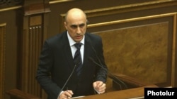 Արայիկ Թունյանը ելույթ է ունենում Ազգային ժողովում, Երևան, 9-ը հունիսի, 2014թ․