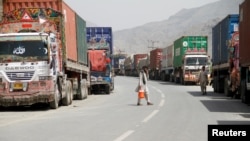 پاکستان کاروان‌های وسایل طبی از جمله کیت‌های آزمایش ویروس کرونا را که به افغانستان منتقل می‌شد، در بندر تورخم متوقف کرده است.