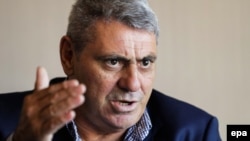 Fadil Vokrri gestures during an interview with EFE in Pristina in September 2016.