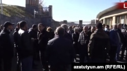 Անհետ կորած զինծառայողների հարազատները ՊՆ շենքի մոտ, 24-ը նոյեմբերի, 2020