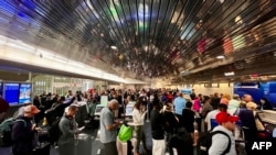 Висконсин штатынын Милуоки Митчелл Эл аралык аэропортундагы жүргүнчүлөр.