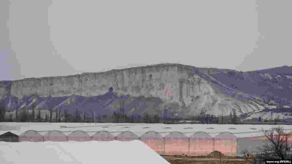 Тепличний комплекс на тлі гори Ак-Кая