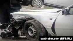 Illýustrasiýa suraty. Ýol heläkçiliginde zyýan çeken ulaglar. Arhiwden alyndy.