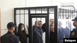 Суд над Севярынцам Магілёў Ірына Шчасная, Павал Севярынец, Андрэй Войніч, перад ім — Максім Вінярскі. Магілёў, 25 траўня 2021 году.
