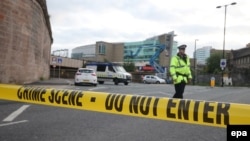 Огороженная полицейскими территория Manchester Arena, где прогремел взрыв. Манчестер, 23 мая 2017 года.