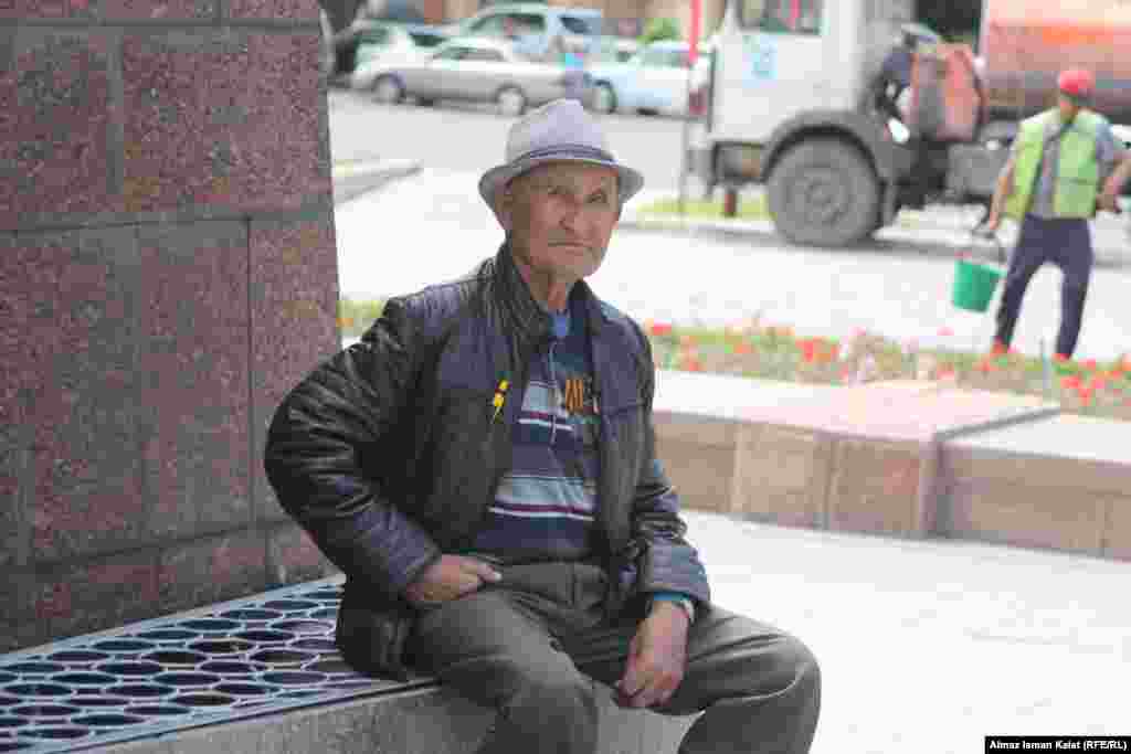 Ветеран ВОВ одиноко сидел на гранитном постаменте недалеко от Вечного огня