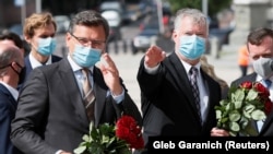 Міністр закордонних справ України Дмитро Кулеба і заступник держсекретаря США Стівен Біген (п) покладають квіти до меморіалу біля Михайлівського собору в Києві, 27 серпня 2020 року