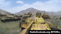 Кладбище советских танков, оставшихся после ухода войск СССР из Афганистана (снимок сделан в марте 2015 года) 