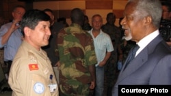 Бакыт Алыбеков БУУ-Араб лигасынын Сириядагы чабарманы Кофи Аннан менен Дамаск шаарында. 29.05.2012  