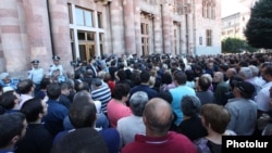 Акция протеста представителей малого и среднего бизнеса перед зданием правительства Армении, Ереван, 25 сентября 2014 г. 