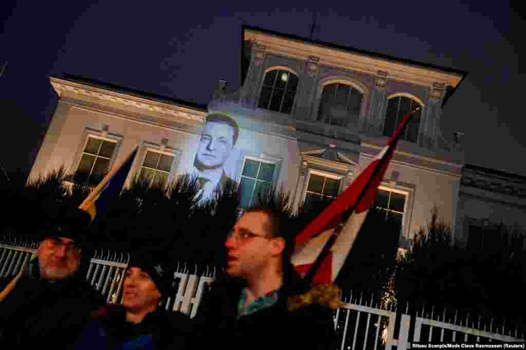 Изображение президента Украины Владимира Зеленского проецируется на здание российского посольства в Копенгагене (Дания). Февраль 2023 года