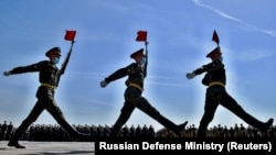Լուսանկարում ռուս զինծառայողները մասնակցում են Հաղթանակի զորահանդեսի փորձին, 15-ը հունիսի, 2020թ.